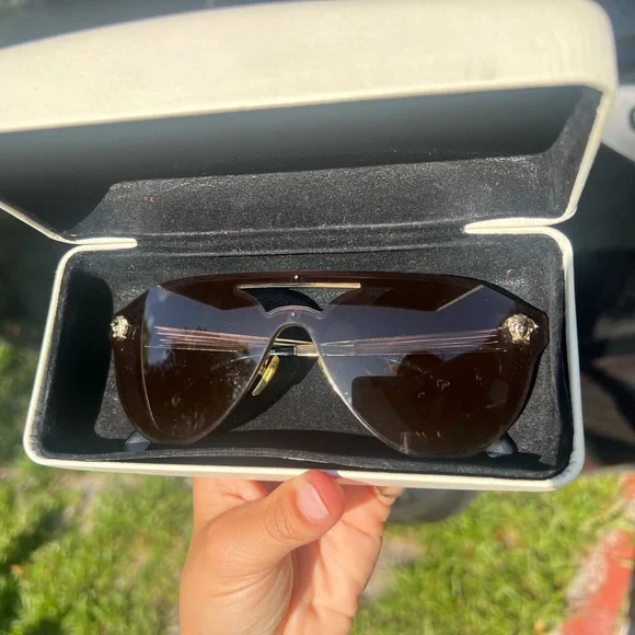 Versace Sunglasses Gigi Like New Condition w/ Case! - Picture 3 of 7